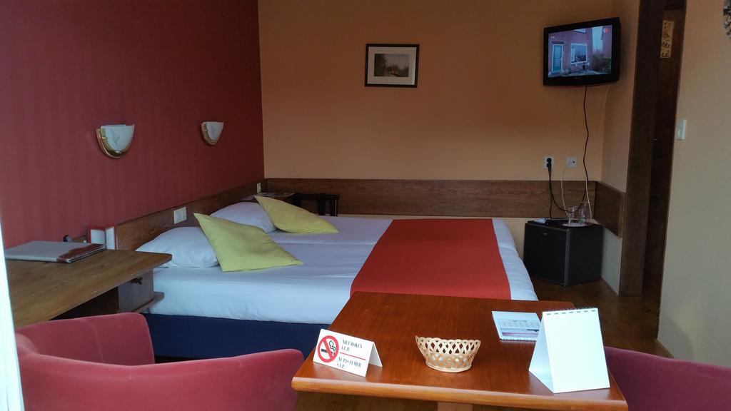 Hotel Restaurant De Hoogt Maasdam Екстер'єр фото