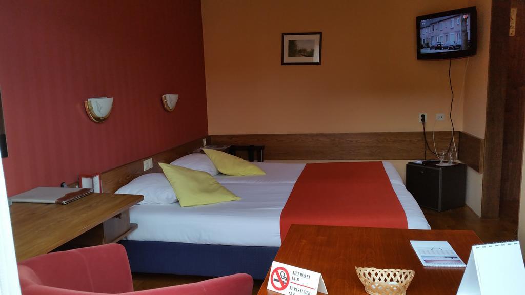 Hotel Restaurant De Hoogt Maasdam Екстер'єр фото